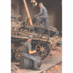 German Crew refuelling Tank WW II - Royal Model 1/35