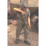 German Infantry cleaning Rifle WWII - Royal Model 1/35