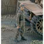 SS-Unterscarfuhrer with MP-40 WWII - Royal Model 1/35