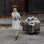 Girl with her stuff - Royal Model 1/35