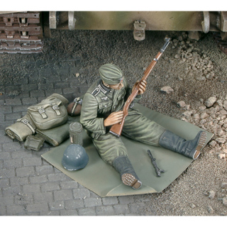 German soldier cleans up his rifle WWII - Royal Model 1/35